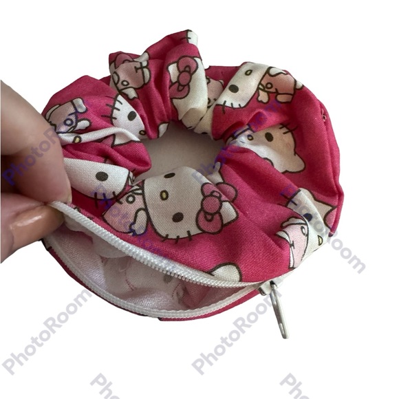 Hello Kitty zipper scrunchie hand made USA pinky cotton rare print summer must - Picture 2 of 3